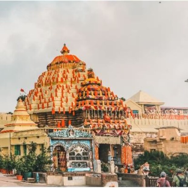পুরীর মন্দিরের প্রশাসনিক প্রধান রঞ্জন কুমার দাস জানিয়েছেন, ‘মন্দিরের মর্যাদা ও পবিত্রতা রক্ষা করা আমাদের দায়িত্ব। দুর্ভাগ্যবশত, কিছু লোক অন্যের ধর্মীয় অনুভূতির তোয়াক্কা না করে মন্দিরে অশলীন পোশাক পরে ঘুরচ্ছে।’ 