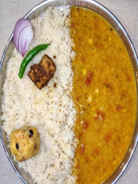 ডাল ভাতকে সম্পূর্ণ আহার বলে মনে করেন রুজুতা৷ কারণ এই খাবারে রয়েছে প্রচুর অ্যামিনো অ্যাসিড৷ ডালে রয়েছে লাইসিন, ভাতে সালফার প্রধান মিথিওনাইন এবং সিস্টেইন৷ দরকারি অ্যামাইনো অ্যাসিড পেতে হলে ৮০ শতাংশ ভাত ও ২০ শতাংশ ডাল খেতে হবে৷