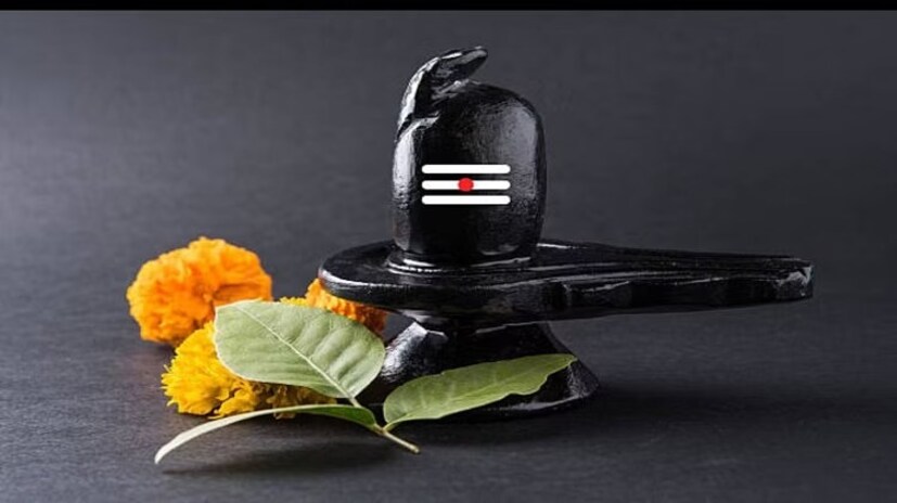 গোধূলি বা প্রদোষকালে পুজো অর্চনা করা হয় শিব পার্বতীর৷ রীতিনীতি মেনে মন্ত্রপাঠ করে নিবেদন করা হয় প্রসাদ৷ 