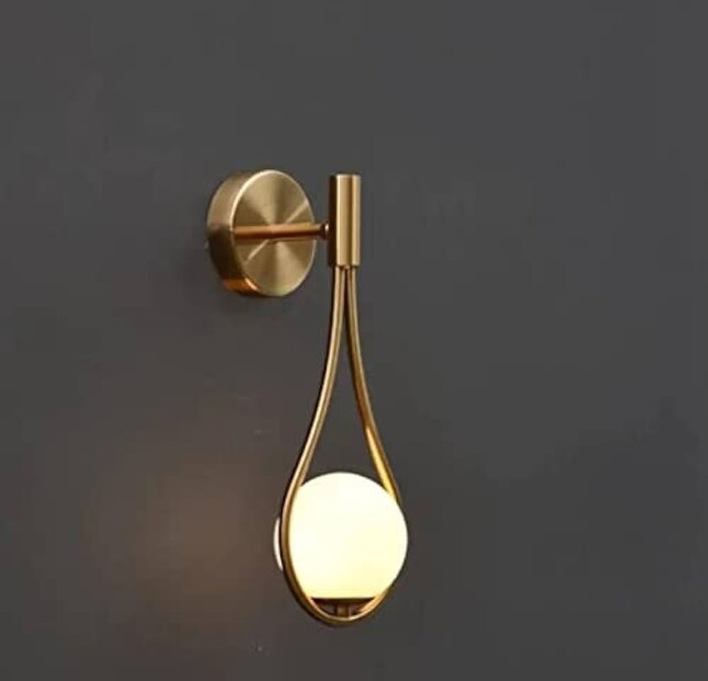 Ansh Light Rosted Glass Globe Shade Wall Sconce Contemporary Wall Mounted Light Fixture: যাঁদের বেডরুমে অ্যান্টিক ছোঁয়া রয়েছে, তাঁদের জন্য এটা একেবারে আদর্শ। বিছানার দুই পাশে দু’টি এই আলো লাগালে তো কথাই নেই! একটা রাজকীয় আবেশ ছড়িয়ে পড়বে। আসলে এই আলোর একটা সোনালি ফ্রেম রয়েছে, যা নজর কাড়বেই।