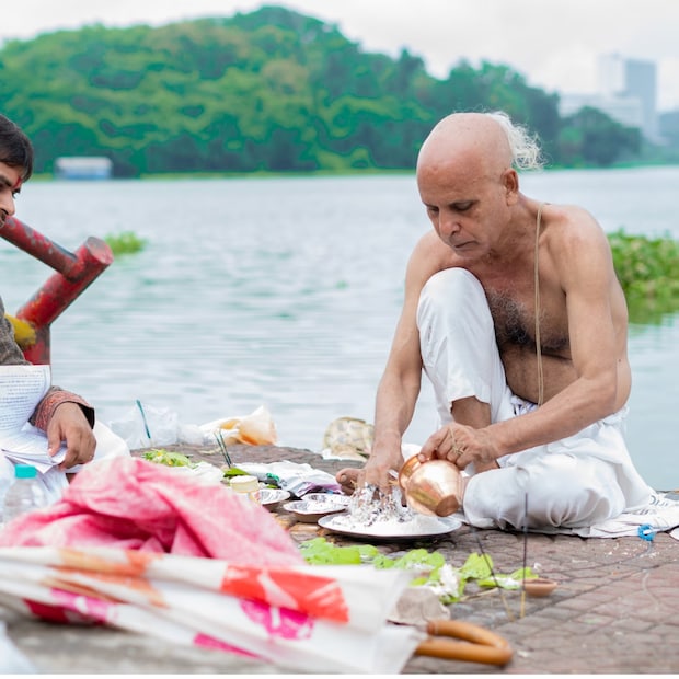 অমাবস্যা থাকবে পরের দিন অর্থাৎ শনিবার রাত ১১.২৫ মিনিট পর্যন্ত৷