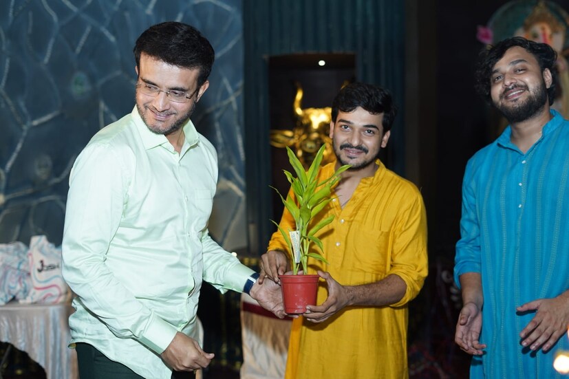ক্রিকেটের ব্যস্ত সূচির মাঝেও পাড়ার দুর্গাপুজোর মণ্ডপে ঢাক বাজিয়েছেন তিনি। 