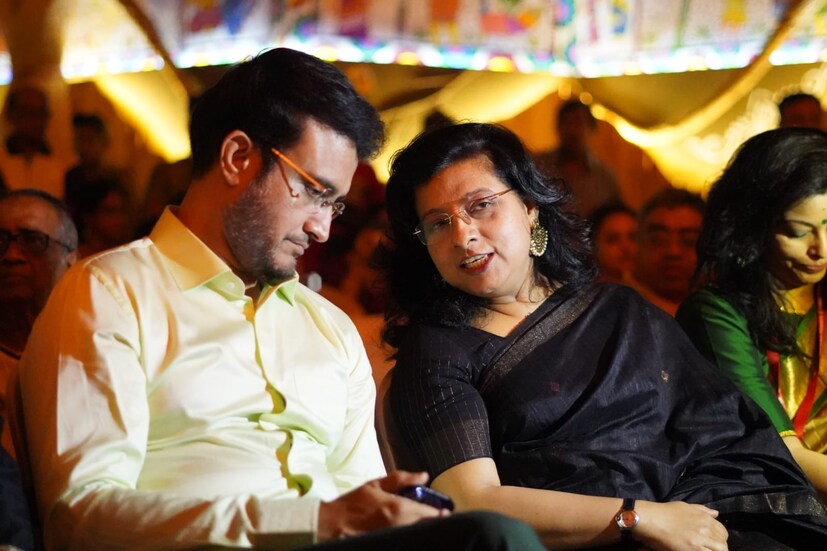 তৃতীয়ার সন্ধ্যায় সৌরভ সেজেছিলেন সাদা পোশাকে। ডোনার পরনে ছিল কালো শাড়ি।