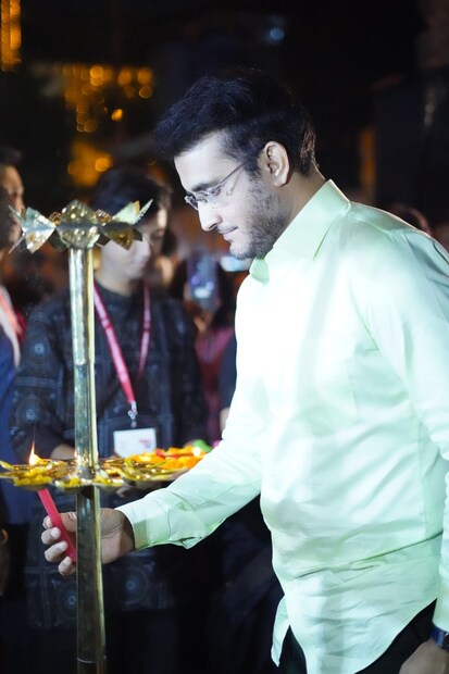 এ বছরও পাড়ার পুজো উদ্বোধন করলেন মহারাজ। সঙ্গে ছিলেন স্ত্রী ডোনা।