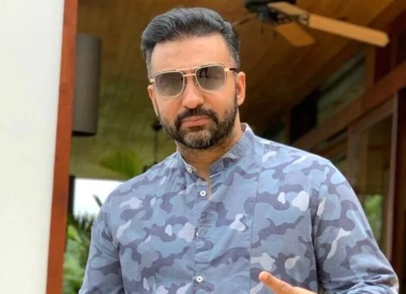 ২০০৪ সালে 'জুলি' সিনেমা প্রচারের সময় নেহা ধুপিয়া এই বিতর্কিত মন্তব্যটি করেছিলেন৷ তারই যেন পুনরাবৃত্তি করলেন৷ ট্রেলার লঞ্চ থেকে রাজ কুন্দ্রা এই মন্তব্য করে চরম ট্রোলড হয়েছেন৷ 