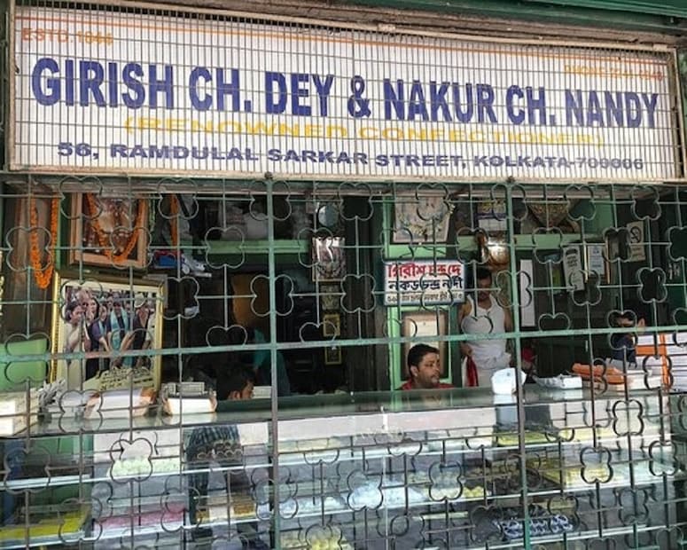  উত্তর কলকাতার অন্যতম সেরা মিষ্টির দোকান নকুড় নন্দী। শতাব্দী প্রাচীন সেই প্রতিষ্ঠানের বর্তমান কর্ণধার প্রজেশ নন্দী জানালেন, ‘যুগের চাহিদা অনুযায়ী আমাদের দোকানে নানান ধরনের নতুন মিষ্টি যেমন চকলেট মিষ্টি থেকে ম্যাংগো সন্দেশ এমনকি নিত্য নতুন ফিউশন মিষ্টিও রয়েছে। কিন্তু গতকাল থেকে যত মিষ্টি বিক্রি হয়েছে তার আশি শতাংশই ট্র্যাডিশনাল মিষ্টি। সবথেকে বেশি বিক্রি হয়েছে জল ভরা সন্দেশ।’