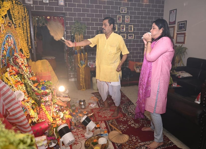 গত বছর স্বামীর অকালপ্রয়াণে দুর্গাপুজো থেকে দূরে ছিলেন সংযুক্তা৷ মেয়েকে নিয়ে চলে গিয়েছিলেন বেড়াতে৷