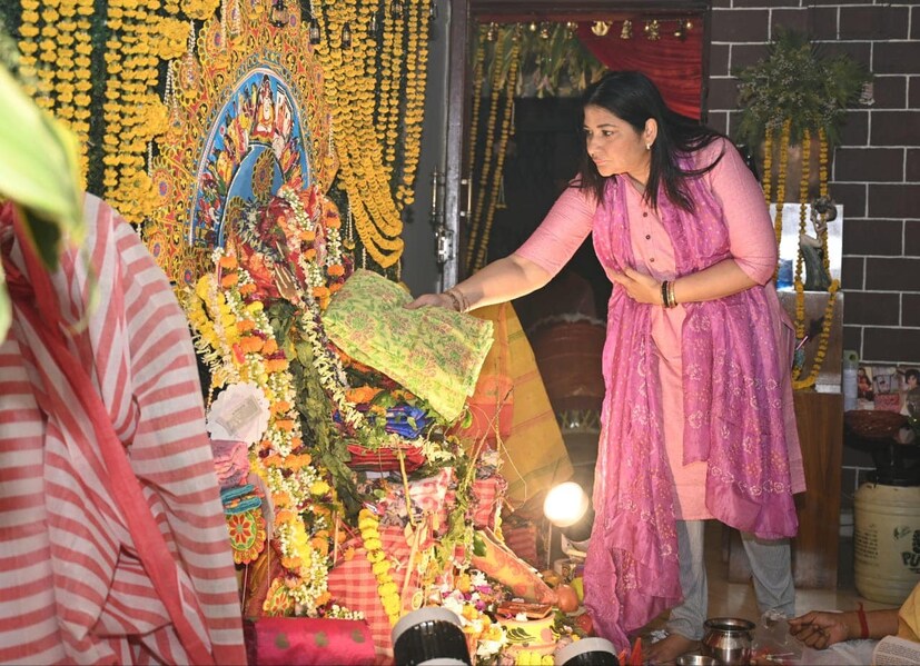 শারদোৎসবের আনন্দ থেকে গত বছর নিজেদের দূরে রেখেছিলেন সকন্যা সংযুক্তা৷ এ বছর শ্রদ্ধা ভক্তি ও আন্তরিকতায় দুর্গোৎসবের আয়োজন করলেন সংযুক্তা৷