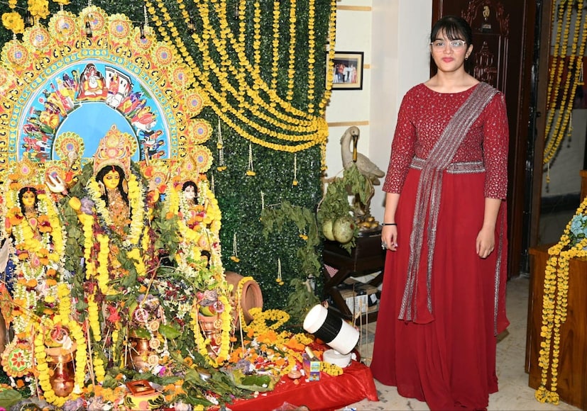 অভিষেক ও সংযুক্তা দু’জনেই ঈশ্বরবিশ্বাসী৷ একাধিক পুজোয় অংশ নিতেন তাঁরা৷ প্রথমে দুর্গাপুজোর সময় ঘটপুজো করা হত৷