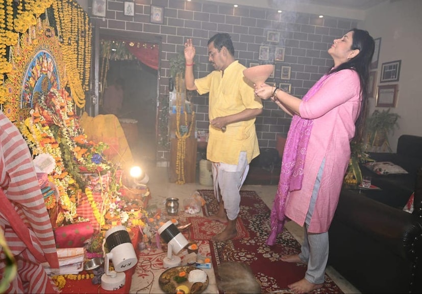 পুষ্পাঞ্জলি, সন্ধিপুজো, যজ্ঞ থেকে শুরু করে ধুনুচিনাচ-পুজোর প্রতি ধাপে সক্রিয় ছিলেন সংযুক্তা৷