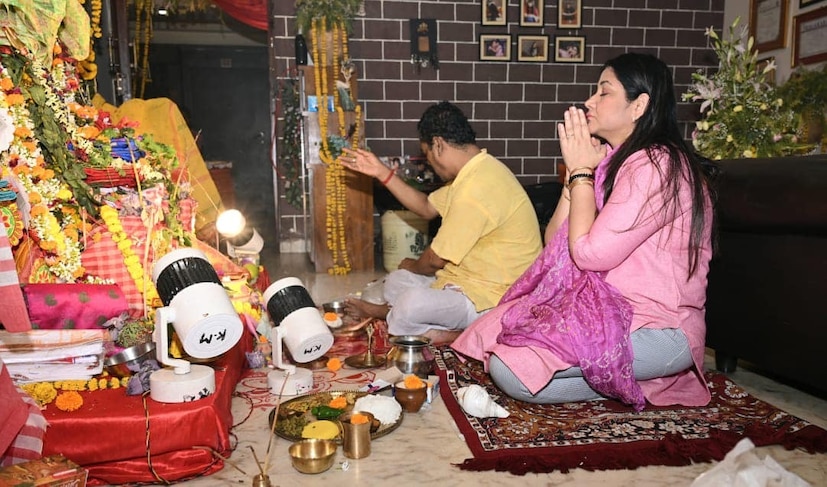 তার পর অভিষেক চট্টোপাধ্যায়ের উদ্যোগে শুরু হয় দুর্গাপুজো৷ কলকাতায় তাঁদের নিজেদের ফ্ল্যাটে৷