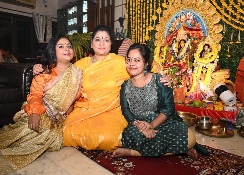 নিজেদের ফ্ল্যাটের ড্রয়িং রুমে একচালার ছোট্ট প্রতিমা এনে দুর্গাপুজোর আয়োজন করেন সংযুক্তা৷