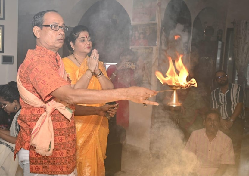 বোধন থেকে বিসর্জন-দুর্গাপুজোর নানা মুহূর্তের ছবি ও ভিডিও সোশ্যাল মিডিয়ায় পোস্ট করেছেন সংযুক্তা৷