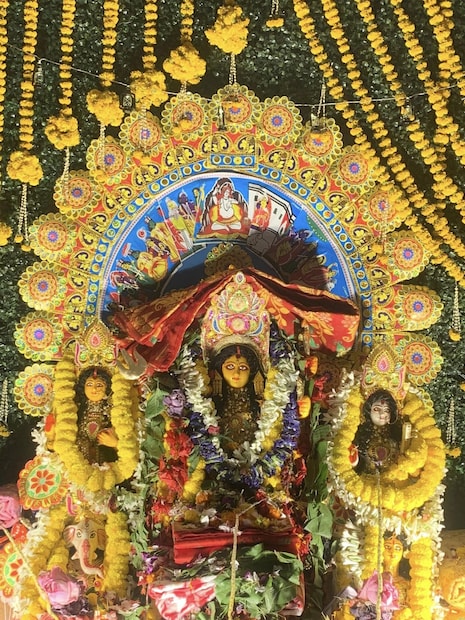 এভাবেই দুর্গাপুজোর ধারা বহন করে নিয়ে যেতে চান অভিষেকঘরনি সংযুক্তা৷ (সব ছবি : ফেসবুক)