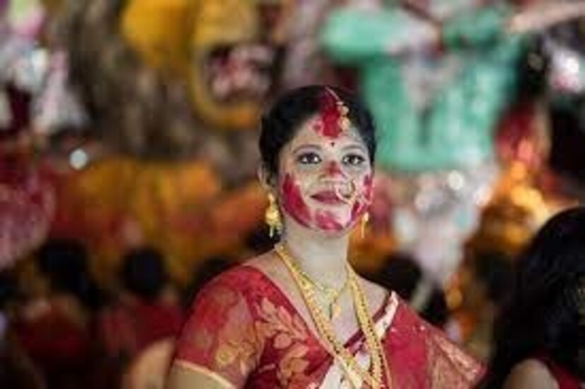 সিঁদুরখেলার পর কিন্তু ত্বকের বিশেষ যত্ন নেওয়া প্রয়োজন। কারণ সিঁদুর তৈরি করার সময় ক্ষতিকর রাসায়নিক ব্যবহার করা হয়।