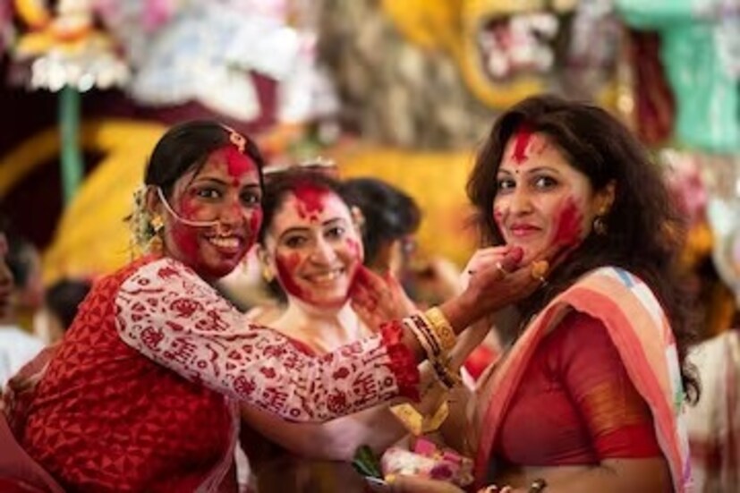 সিঁদুরখেলার পর পরই ফেসওয়াশ বা জল দিয়ে মুখ ধোবেন না। 