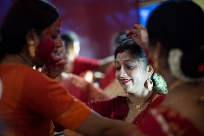 প্রথমে সিঁদুরমাখা মুখ ক্লেঞ্জিং মিল্ক বা মেকওভার রিমুভার দিয়ে পরিষ্কার করে নিন।