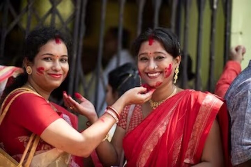 যদি ত্বক শুষ্ক হয় তাহলে পেট্রোলিয়াম জেলি বা নারকেল তেল ব্যবহার করতে পারেন। 