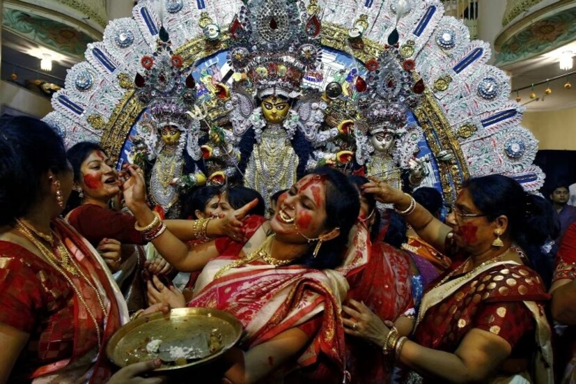 একাধিক পরিষ্কার কটনপ্যাড ব্যবহার করে সিঁদুর-সহ মেক আপ তুলে ফেলার পর এ বার মুখ ধুয়ে নিন ফেসওয়াশে। তার পর লাগান ময়শ্চারাইজার।