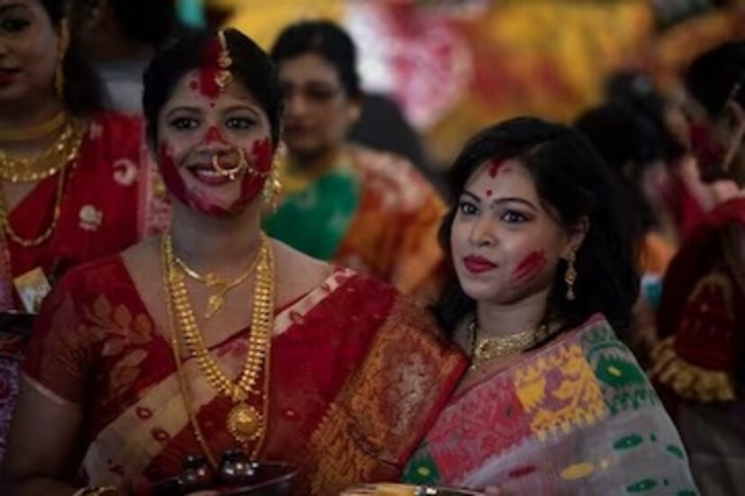 যদি সিঁদুরখেলার পরও ত্বকে লালভাব বা সংক্রমণ থাকে তবে ত্বকের ধরন অনুযায়ী ফেসমাস্ক ব্যবহার করুন। ত্বকের শুষ্কতা আটকাতে ময়শ্চারাইজার দেওয়া প্রয়োজনীয়।