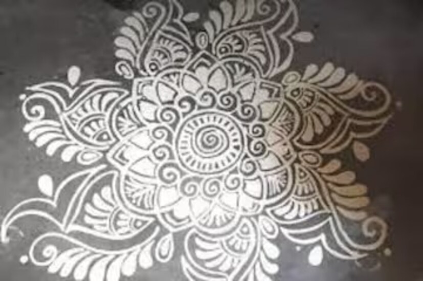 স্কোয়্যার, সার্কল, ট্রায়াঙ্গুল্যার-সহ বিভিন্ন জ্যামিতিক নকশার সঙ্গে চিরাচরিত ডিজাইন মিলিয়ে মিশিয়ে আলপনা দেওয়া জন্য হাত একটু দক্ষ হওয়াই প্রয়োজন৷