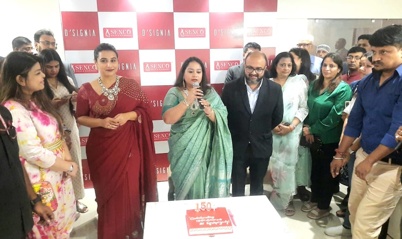 এবার পুজো শেষ হতেই ফের তিলোত্তমায় পা রাখলেন বলি অভিনেত্রী৷ সম্প্রতি এক গয়নার বিপনির উদ্বোধনে কলকাতায় এসেছেন বিদ্যা বালন৷ 