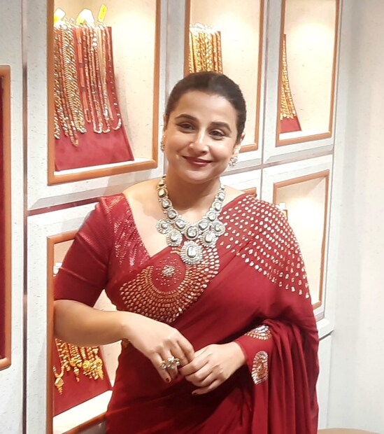 বলি নায়িকা জানান, সুজয় ঘোষকে আজ বলছিলাম যে কলকাতায় আবার একটা ছবি শ্যুটিংয়ের প্ল্যান কর, যাতে আমি খুব তাড়াতাড়ি এখানে এসে কিছুদিন থাকতে পারি। এখানকার মিষ্টি দই আমার সবচাইতে প্রিয়। তারপর নলেন গুড়ের রসগোল্লা। প্লেনে দই নিয়ে যাওয়া খুব সমস্যার। তাই এবার বাড়ির জন্য শুধু নলেন গুড়ের রসগোল্লা নিয়ে যাচ্ছি। 