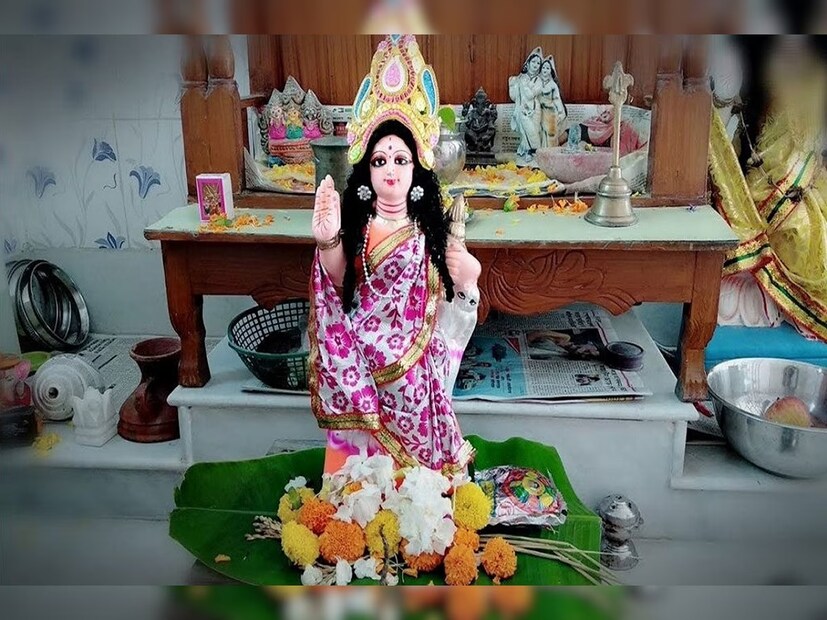 প্রত্যেক গৃহস্থের সংসারে সেই পরিবারের নিয়ম অনুযায়ী লক্ষ্মীপুজোর রীতিনীতি পালিত হয়। কোথাও মূর্তি কিনে পুজো করা হয়, তো কোথাও দেবী পূজিতা হন সরাচিত্রে।