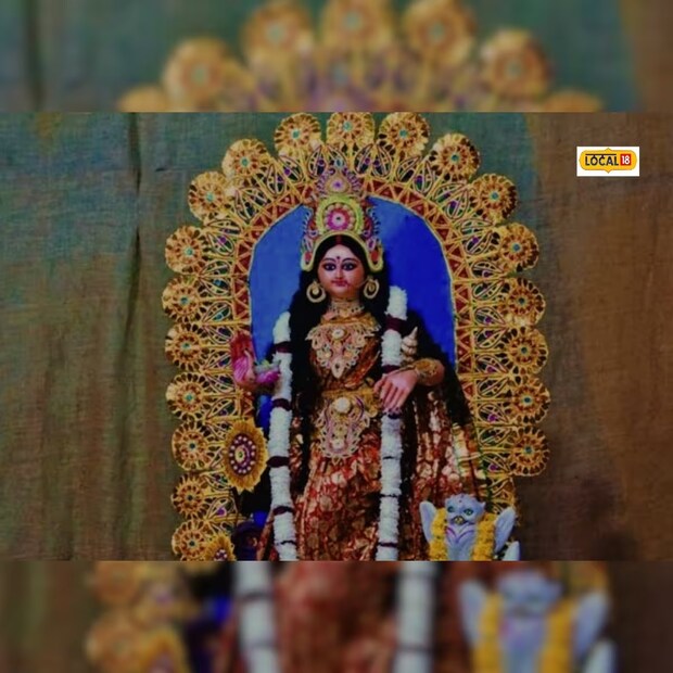 মা লক্ষ্মীর বসার সিংহাসন বা আসন কোনও সময় সাদা রঙের করবেন না। তাঁকে সাদা ফুল নিবেদন করবেন না।