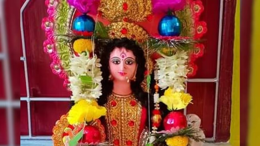 দেবী লক্ষ্মীর আসন, তাঁর বসন, তাঁকে নিবেদন করা ফুল উজ্জ্বল বর্ণের হওয়া বাঞ্ছনীয়। লাল, গোলাপি বা কমলা রঙের ফুল তাঁকে নিবেদন করুন।
