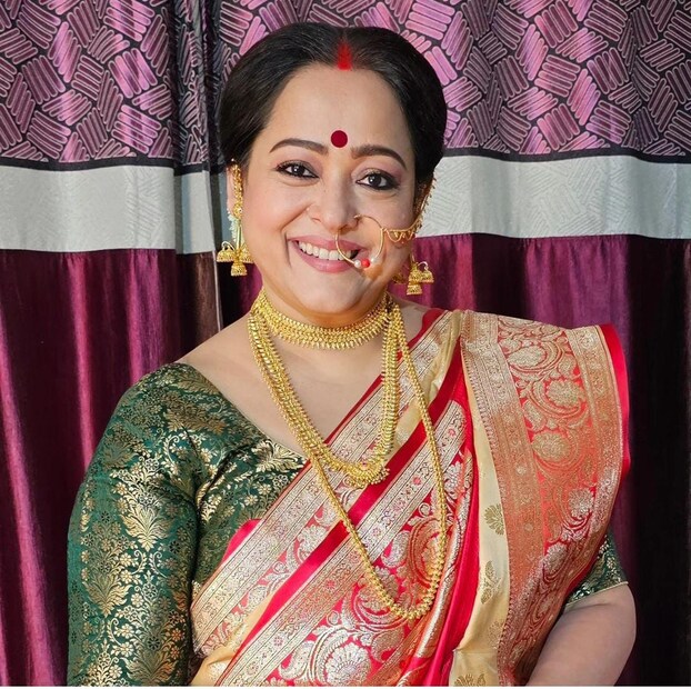  প্রতি বছরই বাড়তি দেবী লক্ষ্মীর আরাধনা করেন অপরাজিতা আঢ্য৷ নিজের হাতে দেবীকে সাজান তিনি৷ 