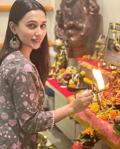 লক্ষ্মী পুজো করেছেন অভিনেত্রী মিমি চক্রবর্তী৷ 
