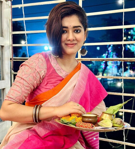 হাতে পুজোর থালা, কানে ঝুমকো দুল৷ লক্ষ্মীপুজোয় একেবারে সাবেকী সাজে ধরা দিলেন অভিনেত্রী দিতিপ্রিয়া রায়৷ 