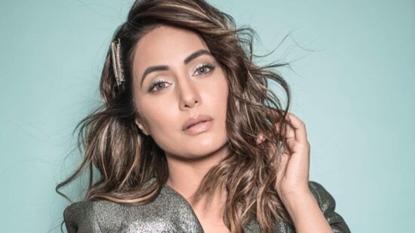 এখন কেমন আছেন হিনা খান, বা কী কারণে হাসপাতালে ভর্তি করতে হয়েছে অভিনেত্রীকে,তার কারণ এখনও অজানা৷ তবে ছবি এবং ক্যাপশন দেখে বোঝা যাচ্ছে, অনেকটাই সুস্থ আছেন তিনি৷ মুখে-চোখেও অসুস্থতার কোনও ছাপ নেই৷
