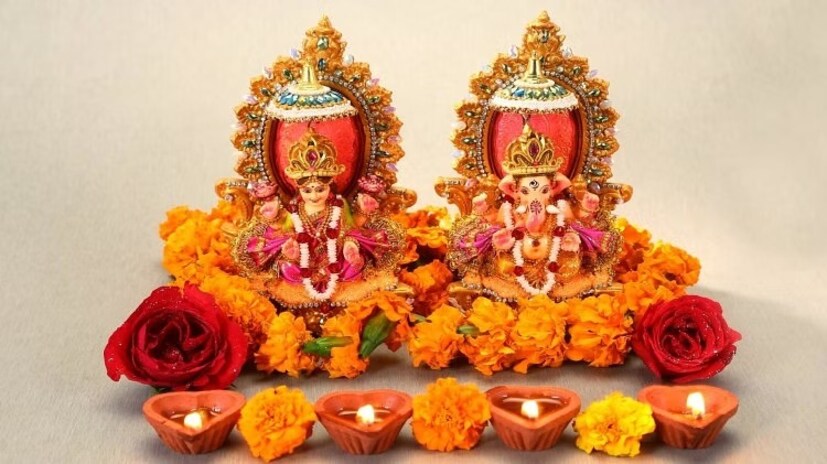 Dhanteras Puja 2023 Date and Time: প্রদোষ কাল - বিকাল ০৫:৩০ থেকে ০৮:০৮ পর্যন্ত বৃষভ কাল – বিকাল ০৫:৪৭ থেকে ০৭:৪৩ পর্যন্ত ত্রয়োদশী তিথি শুরু হয় - ১০ নভেম্বর, ২০২৩ তারিখ ১২:৩৫ পর্যন্ত ত্রয়োদশী তিথি শেষ হবে – ১১ নভেম্বর, ২০২৩-এ ০১:৫৭ পর্যন্ত