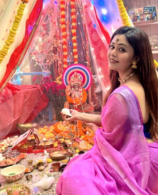 নিজের বাড়িতে লক্ষ্মীপুজো করেছেন অভিনেত্রী ঋতাভরী চক্রবর্তী৷ গোলাপী শাড়ি আর নীলরঙের ব্লাউজে সেজেছিলেন তিনি৷