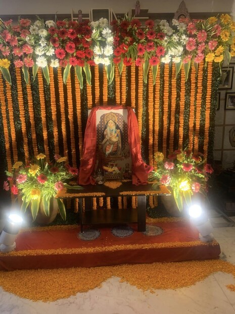কোজাগরী পূর্ণিমায় লক্ষ্মীপুজোও করলেন সংযুক্তা৷ ফুল ও মালায় সাজানো হয়েছিল ধনসম্পদদাত্রী দেবীর চিত্র৷