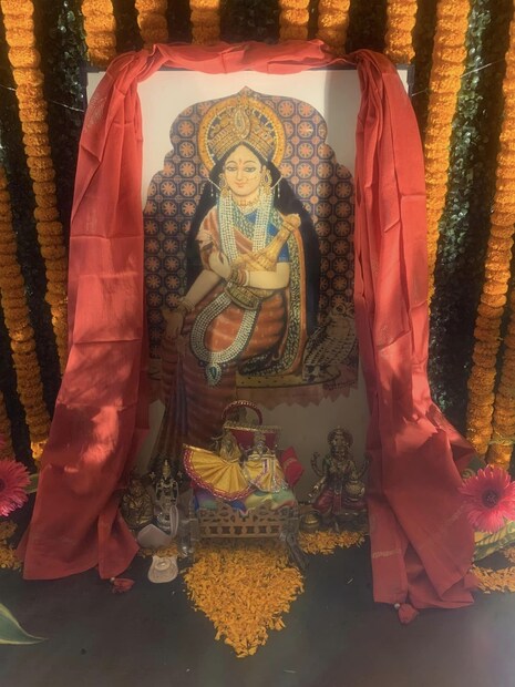 এ বার নিজের ফ্ল্যাটে দুর্গাপুজোর আয়োজন করেছিলেন সংযুক্তা৷ সব রীতিনীতি পালন করে দুর্গাপুজো আয়োজিত হয় তাঁদের বাড়িতে৷