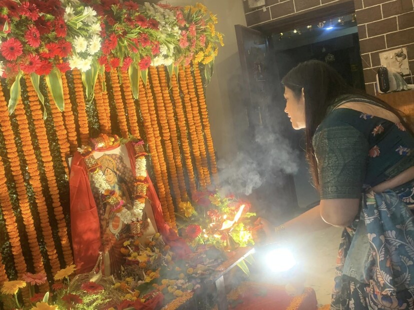 স্বামীর অকালপ্রয়াণে গত বছর দুর্গাপুজোর আয়োজন করতে পারেননি সংযুক্তা৷ পুজোর সময় মেয়েকে নিয়ে চলে গিয়েছিলেন বাইরে ছুটি কাটাতে৷