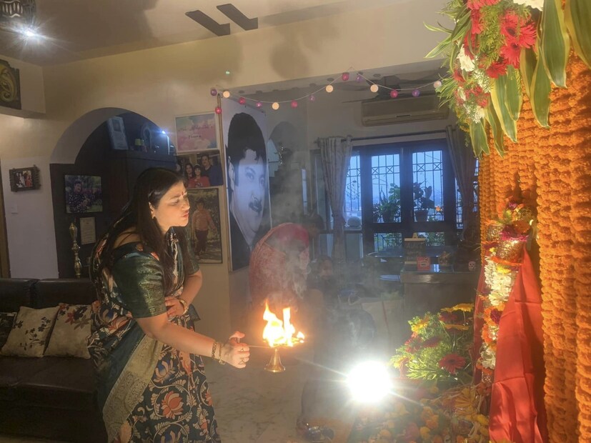 পঞ্চপ্রদীপ প্রজ্বলিত করে দেবী লক্ষ্মীর আরতিও করেন অভিষেকপত্নী৷ 