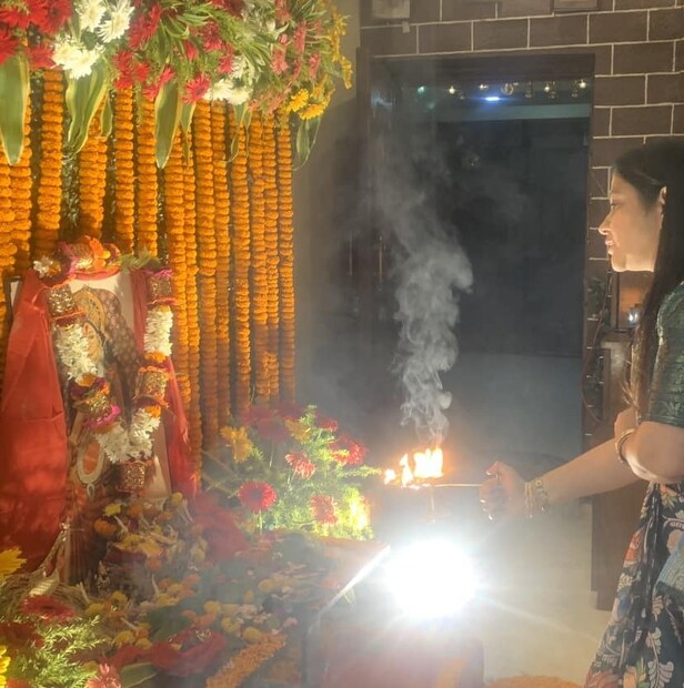 সব সময় বলেন তাঁর সঙ্গে রয়েছেন অভিষেক৷ তাঁর দেখানো পথেই তিনি এগোচ্ছেন৷ বড় করছেন একমাত্র মেয়েকে৷