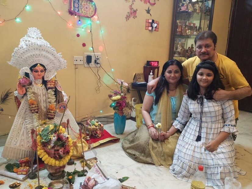 অভিষেক এবং সংযুক্তা দু’জনেই ঈশ্বরবিশ্বাসী ও পুজোর প্রতি নিষ্ঠাবান৷ নিজের বাড়িতে দুর্গাপুজো শুরু করেছিলেন অভিষেক৷