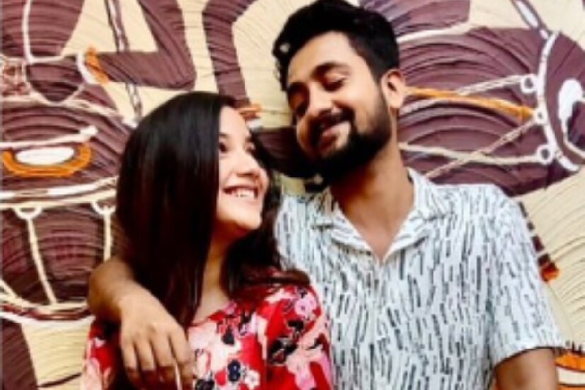 সেটেই আলাপ। তার পরে বন্ধুত্ব। টেলিপাড়ার গুঞ্জন, ধীরে ধীরে সেই বন্ধুত্ব নাকি বিশেষ রূপ নিয়েছিল। একসঙ্গে সময় কাটানো, সোশ্যাল মিডিয়ায় ছবি পোস্ট করা, ইঙ্গিতপূর্ণ ক্যাপশন দিয়ে ছবি দেওয়া।