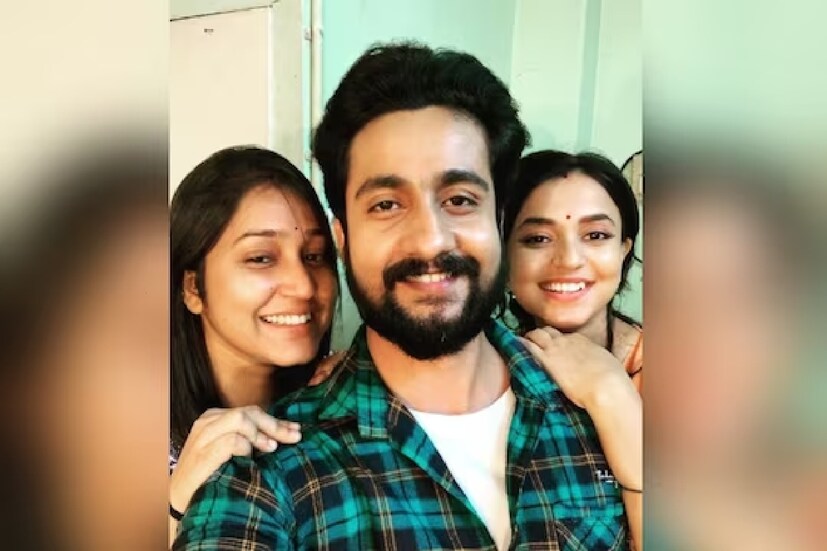 ব্যক্তিগত জীবনে প্রেমের সম্পর্ক বা বিচ্ছেদ নিয়ে কোনওদিন মুখ খোলেননি ঋত্বিক। এবারও সহকর্মীর সঙ্গে বিশেষ বন্ধুত্ব, নতুন সম্পর্ক অথবা তার পরের বিচ্ছেদ, তাঁর জীবন নিয়ে চর্চার শেষ নেই। কিন্তু ব্যক্তিগত বিষয়ে মুখে কুলুপ আঁটতেই পছন্দ করেন।
