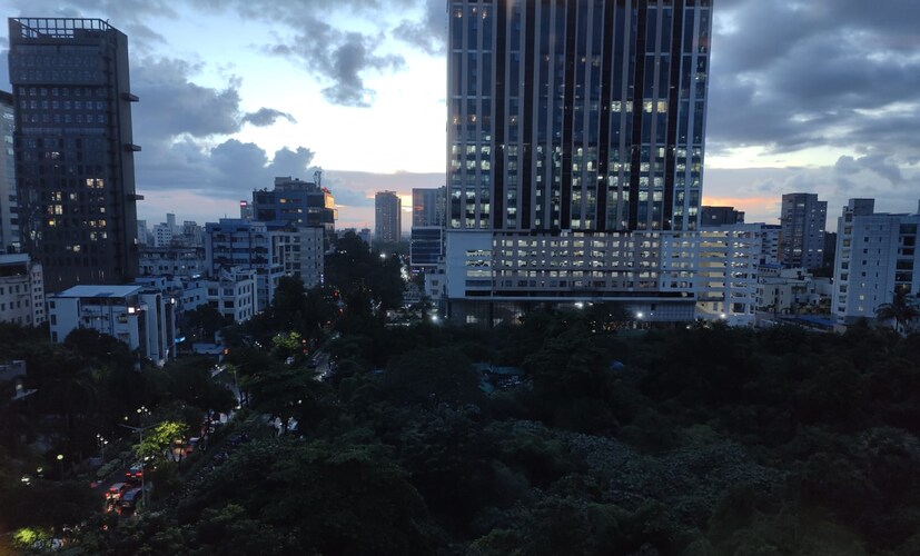 কলকাতায় আংশিক মেঘলা আকাশ। বজ্রবিদ্যুৎ-সহ বিক্ষিপ্তভাবে কয়েক পশলা মাঝারি বৃষ্টির সম্ভাবনা রয়েছে। দিন ও রাতের তাপমাত্রা স্বাভাবিকের নীচে থাকবে। শনিবার থেকে আবহাওয়ার পরিবর্তন হবে। কলকাতায় এদিন সর্বনিম্ন তাপমাত্রা ছিল ২৫.৩ ডিগ্রি সেলসিয়াস। যা স্বাভাবিক তাপমাত্রার থেকে এক ডিগ্রি কম। গতকাল, মঙ্গলবার বিকেলে সর্বোচ্চ তাপমাত্রা ছিল ২৯.১ ডিগ্রি সেলসিয়াস। যা স্বাভাবিক তাপমাত্রার থেকে ৪ ডিগ্রি কম। বাতাসে জলীয় বাষ্পের পরিমাণ ৮৮ থেকে ৯৮ শতাংশ। বৃষ্টি হয়েছে ৬১.৩ মিলিমিটার। আগামী ২৪ ঘণ্টায় কলকাতা শহরে তাপমাত্রা থাকবে ২৬ থেকে ২৯ ডিগ্রি সেলসিয়াসের মধ্যে ৷