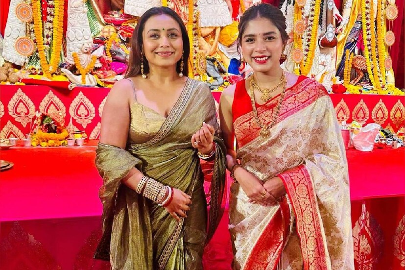 তবে তাঁর কথায় জানা গেল, রানির সঙ্গে বাংলা ভাষায় নয়, ইংরেজিতে কথা বয়েছে অদ্রিজার। কবে অদ্রিজা বললেন, ‘‘আমি যে ওনার সঙ্গে মণ্ডপের মঞ্চে উঠে ছবি তুললাম, গল্প করলাম, এটা আমার কাছে অনেক বড় পাওনা। মঞ্চে ওঠার অনুমতি সকলের ছিল না, কিন্তু আমি সেই সুযোগ পেয়ে আপ্লুত।’’