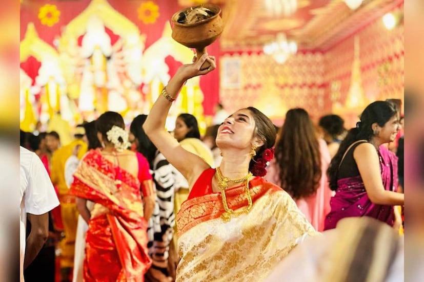 একটু মন খারাপ করেছে বটেই, কিন্তু নর্থ বম্বে সর্বজনীনে গিয়ে অদ্রিজা দেখেন বাঙালিয়ানায় ঘাটতি নেই সেখানে। ফুচকা খাওয়া, ধুনুচি নিয়ে নাচা, কলকাতার বিরিয়ানি খাওয়া, কোনওটাই বাদ যায়নি নায়িকার।