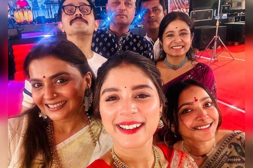 হিন্দি ধারাবাহিক ‘দুর্গা অউর চারু’ বা ‘ইমলি’-র নায়িকা অদ্রিজা গত জানুয়ারি মাস থেকে কলকাতা ছেডে় কাজের সূত্রে মুম্বইতেই থাকছেন। কিন্তু পুজোয় ছুটি না পেয়ে বাড়ি ফিরতে পারেননি। কেবল অষ্টমীতে ছুটি পেয়েছিলেন বলে প্যান্ডেলে গিয়েছিলেন।