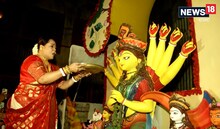 উলু দিয়ে, মায়ের সিঁথিতে সিঁদুর পরিয়ে দিলেন অপরাজিতা আঢ্য