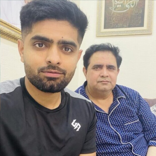 এবার বিশ্বকাপে পাকিস্তানেক ভরাডুবির জন্য অনেকেই বাবরকে দায়ী করেছেন। বাবর আর তাঁর দলবল ভারতে বিরিয়ানি খাওয়া নিয়েও সমালোচনার মুখে পড়েছিলেন।